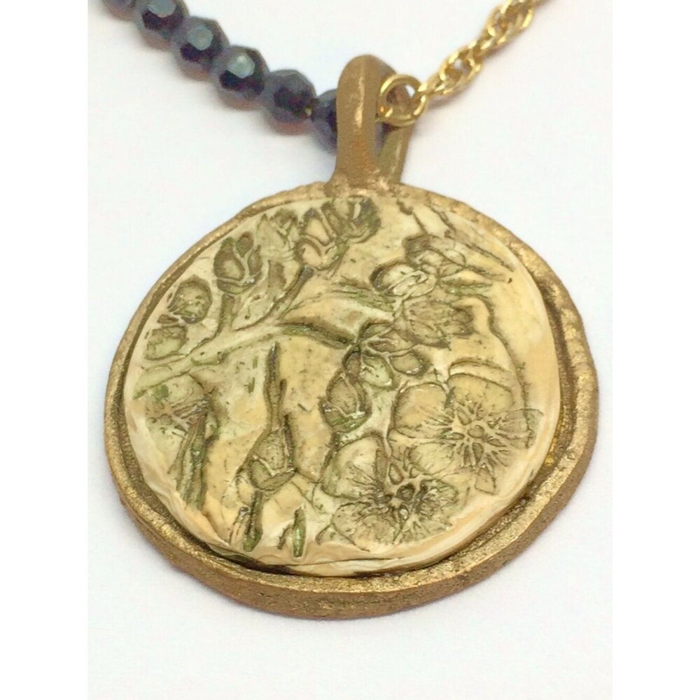 VINTAGE ARTISAN NECKLACE Gold Tone Chain Black Beads Floral Medallion Pendant - Picture 4 of 12